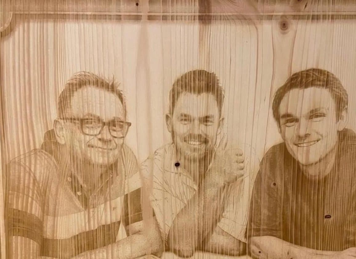 Dasselbe Foto, lasergraviert auf Holz