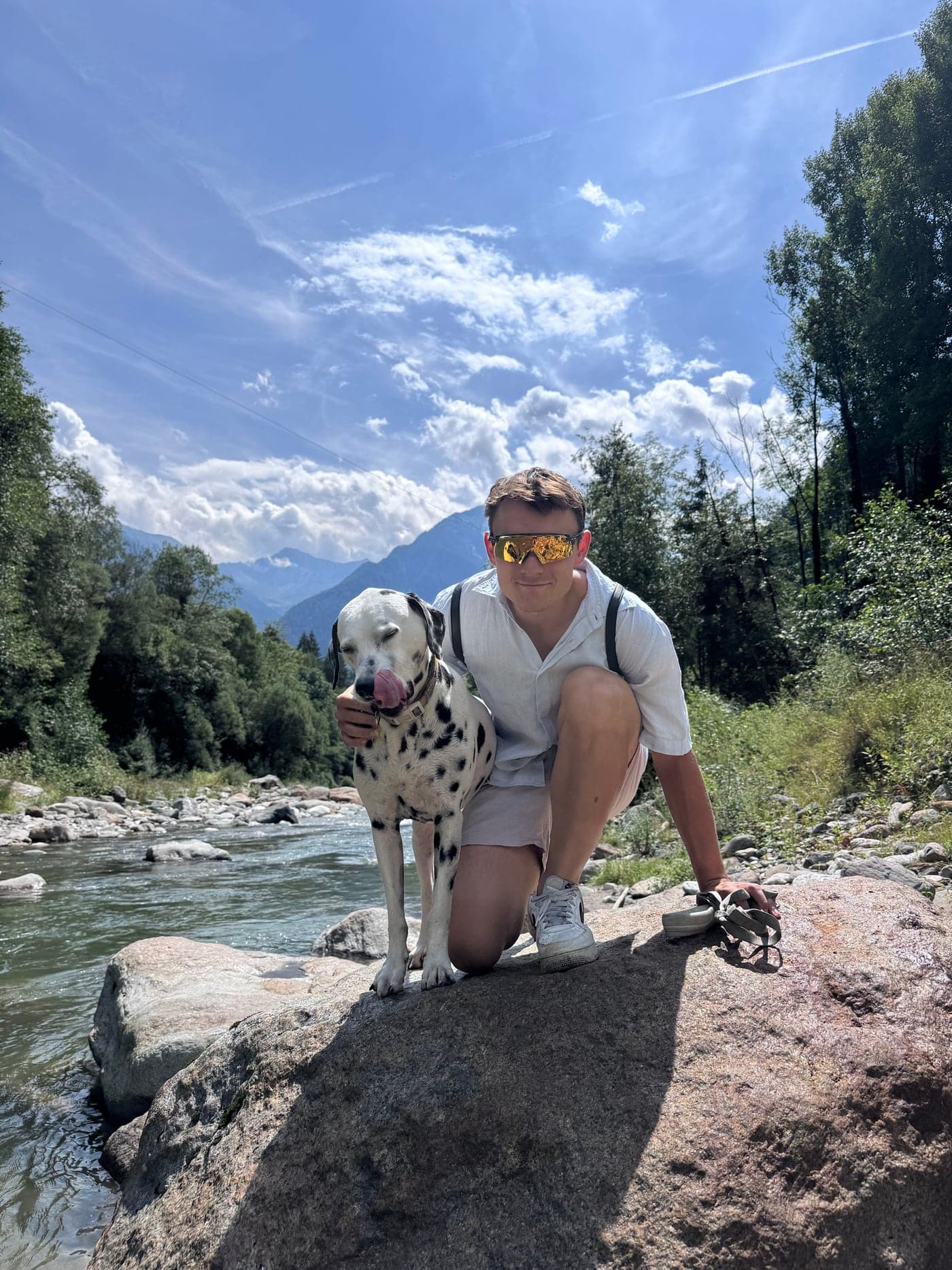 Michael mit Dalmatiner Watson am Fluss