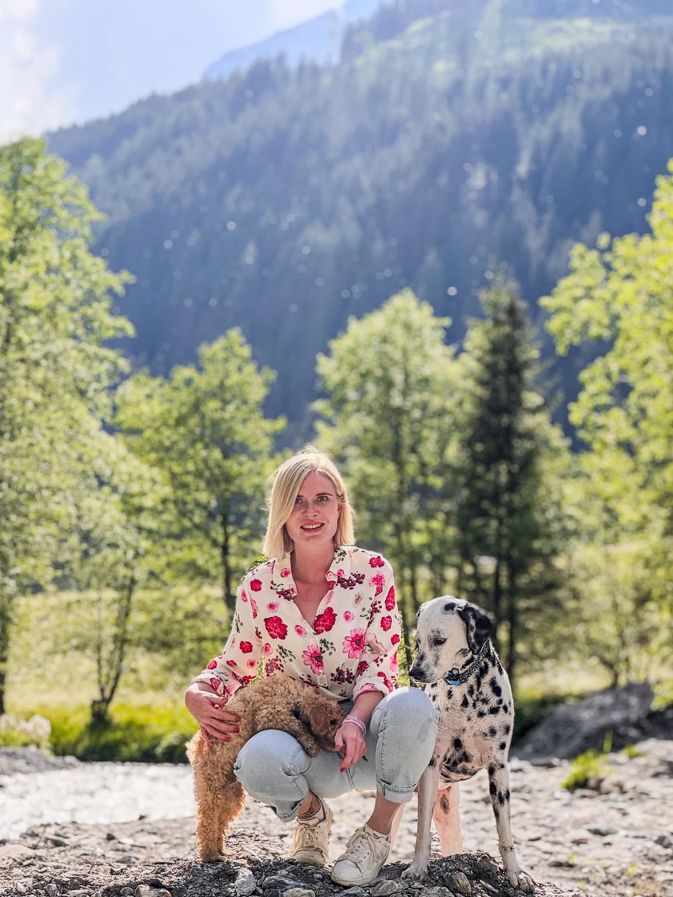 Melanie Ebster mit ihren beiden Hunden im Zillertal