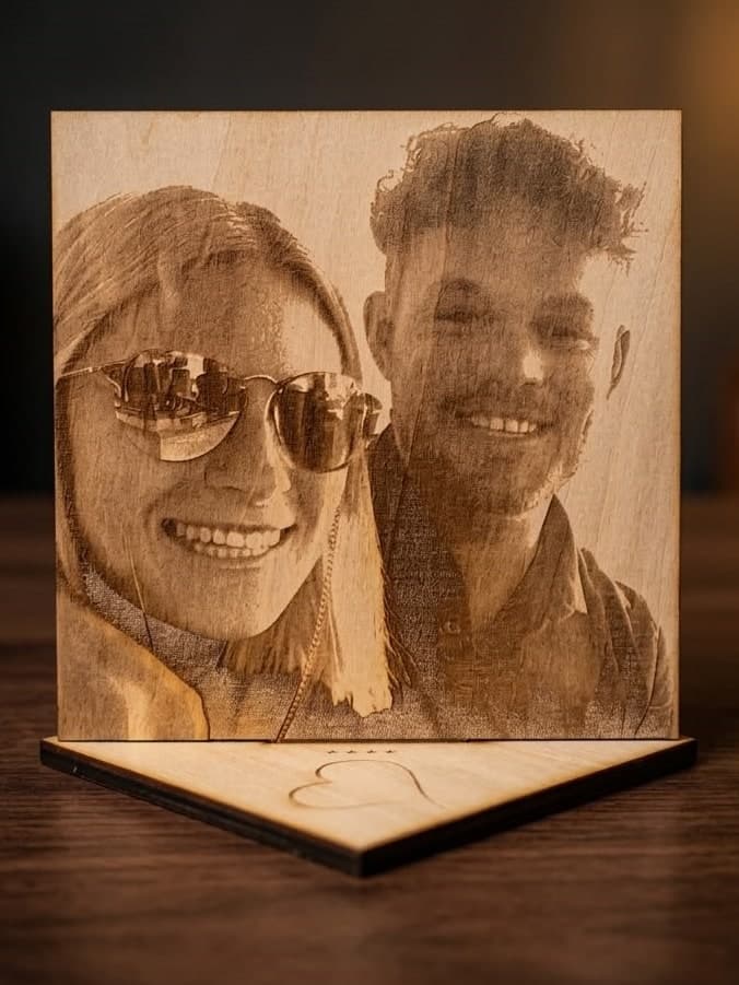 Paarfoto, graviert auf ein kleines Holzbild mit Ständer