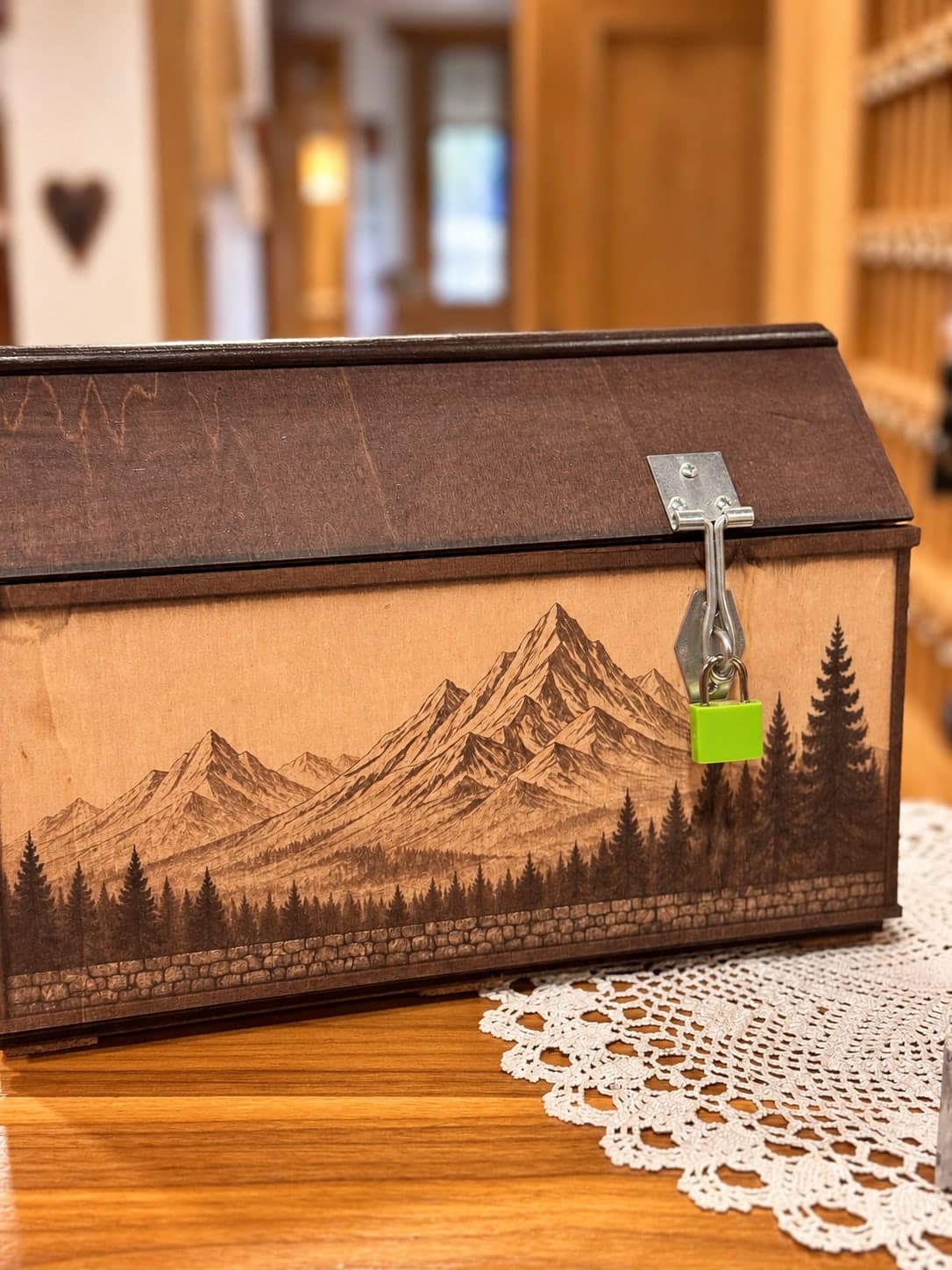 Trinkgeldkassa aus Holz mit graviertem Bergpanorama für das Alpinhotel Berghaus