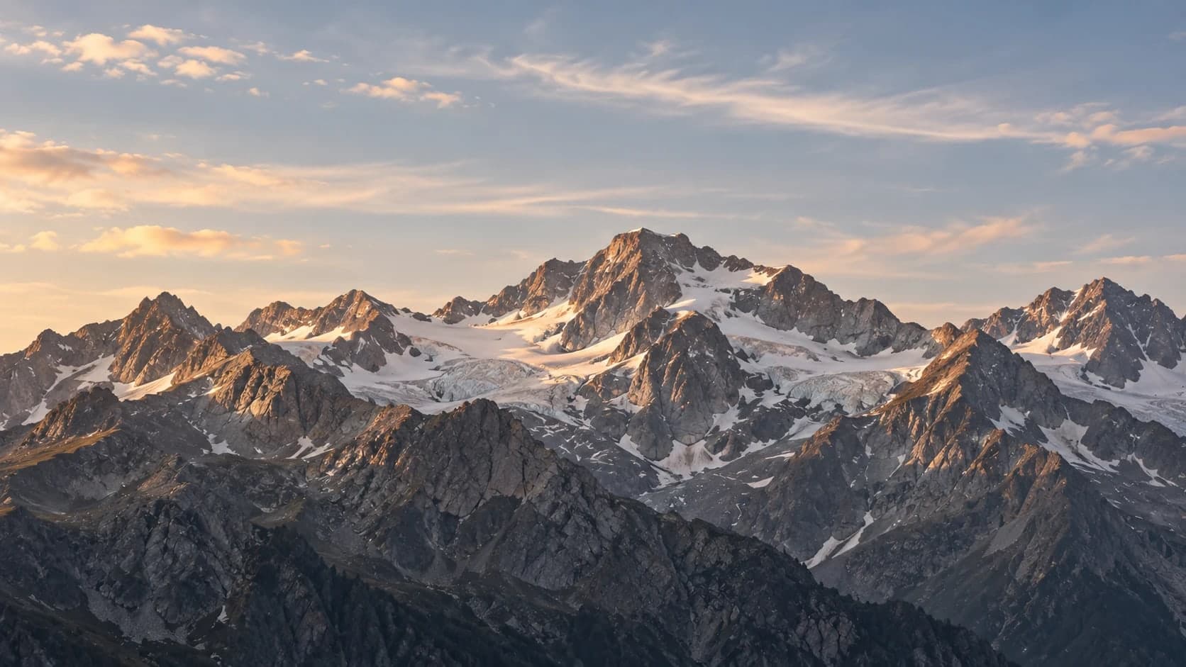 Verschneite Berggipfel im goldenen Morgenlicht